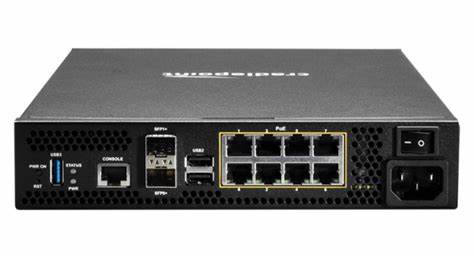 CR4250 Cradlepoint Router with1-yr NetCloud Essentials for Branch Performance Routers with Support, North America